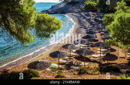 Splendida vista sulla spiaggia di Creta (o Spetses o Satorini o Mykonos, Corfù o Zakkinthos) - fantastiche attività ricreative sulle isole greche Foto Stock