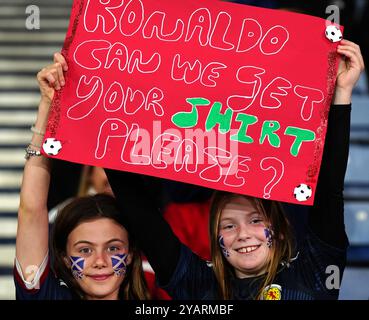 I tifosi scozzesi in tribuna davanti alla partita del gruppo A1 della UEFA Nations League a Hampden Park, Glasgow. Data foto: Martedì 15 ottobre 2024. Foto Stock