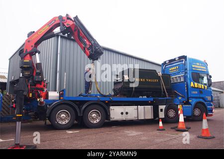 Uno stretto parafango ferroviario, in attesa di essere scaricato da un camion alla stazione di Aylsham sulla Bure Valley Heritage Railway, Norfolk, Inghilterra, Regno Unito Foto Stock