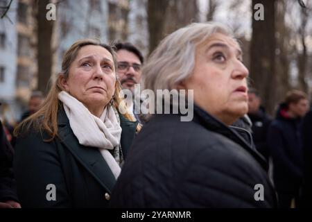 Durante un viaggio di lavoro nella regione di Odesa, il presidente dell'Ucraina Volodymyr Zelenskyy e il primo ministro greco Kyriakos Mitsotakis hanno onorato la memoria dei residenti di Odesa uccisi il 2 marzo a seguito di un incidente aereo di Shahed che ha colpito un edificio residenziale di nove piani. Nella notte del 2 marzo, un altro attacco della Federazione Russa, con droni kamikaze sulla città di Odesa, distrusse completamente 18 appartamenti e danneggiò 36 appartamenti in un grattacielo al 134 di Dobrovolskoho Avenue, uccidendo 12 persone, tra cui cinque bambini. Altre nove persone sono rimaste ferite. Foto Stock