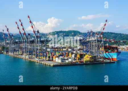 La Spezia, Italia - 28 maggio 2024: Veduta aerea del terminal merci container del porto marittimo di Spezia, settore globale della logistica navale Foto Stock