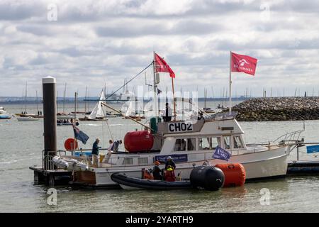 Cowes week foto a riva di persone e yacht prima dell'inizio e di guardare la navigazione Foto Stock