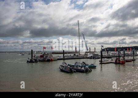 Cowes week foto a riva di persone e yacht prima dell'inizio e di guardare la navigazione Foto Stock