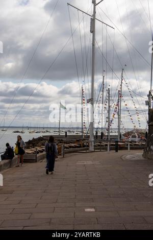 Cowes week foto a riva di persone e yacht prima dell'inizio e di guardare la navigazione Foto Stock