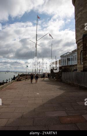 Cowes week foto a riva di persone e yacht prima dell'inizio e di guardare la navigazione Foto Stock