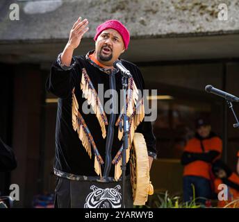 Willie Lewis (Tsunaxen), un artista culturale (Squamish First Nation) condivide una canzone all'evento del campus della giornata nazionale della verità e della riconciliazione dell'UBC. Foto Stock