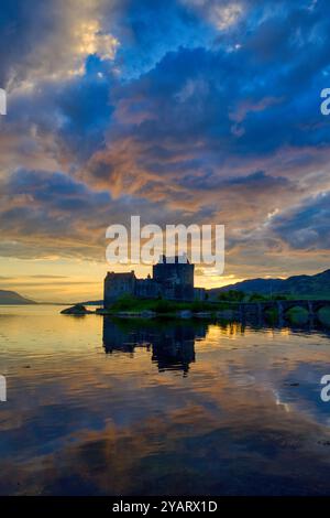 Castello di Eilean Donan, Loch Dornie, Kyle di Lochalsh, Scozia, preso al tramonto. Foto Stock