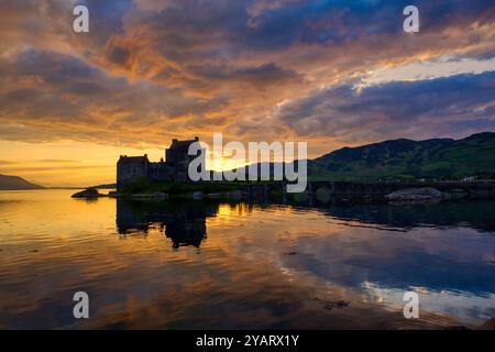 Castello di Eilean Donan, Loch Dornie, Kyle di Lochalsh, Scozia, preso al tramonto. Foto Stock