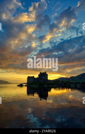 Castello di Eilean Donan, Loch Dornie, Kyle di Lochalsh, Scozia, preso al tramonto. Foto Stock