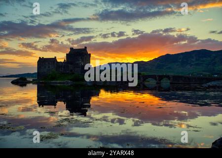 Castello di Eilean Donan, Loch Dornie, Kyle di Lochalsh, Scozia, preso al tramonto. Foto Stock