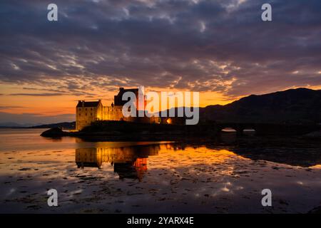 Castello di Eilean Donan, Loch Dornie, Kyle di Lochalsh, Scozia, preso al tramonto. Foto Stock