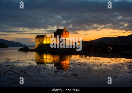 Castello di Eilean Donan, Loch Dornie, Kyle di Lochalsh, Scozia, preso al tramonto. Foto Stock