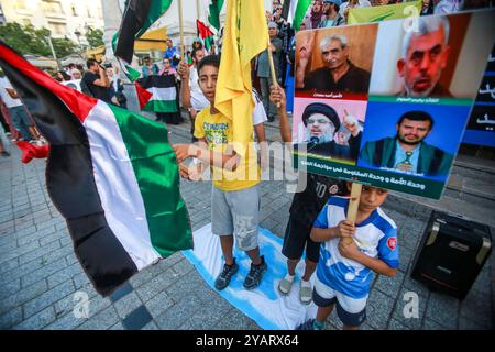 Tunisi, Tunisia. 15 ottobre 2024. Tunisi, Tunisia. 15 ottobre 2024. Immagini del fronte palestinese per la liberazione della Palestina Ahmad Saadat, del leader di Hamas a Gaza Yahya Sinwar, del defunto leader di Hezbollah Hassan Nasrallah e del leader Houthi Abdul-Malik al-Houthi, sono state sollevate durante una manifestazione a Tunisi. I partecipanti hanno marciato a sostegno del popolo palestinese e libanese, tra le continue offensive militari israeliane a Gaza e Libano e i costanti attacchi in Cisgiordania. Hanno sventolato le bandiere palestinesi, libanesi e Hezbollah, bruciando la bandiera israeliana Foto Stock