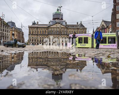 Un colorato tram passa per il Palazzo reale attraverso Piazza Dam ad Amsterdam, Paesi Bassi, il 29 maggio 2024. Foto Stock