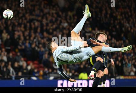 Glasgow, Regno Unito. 15 ottobre 2024. Cristiano Ronaldo del Portogallo e Billy Gilmour della Scozia durante la partita di UEFA Nations League a Hampden Park, Glasgow. Il credito per immagini dovrebbe essere: Neil Hanna/Sportimage Credit: Sportimage Ltd/Alamy Live News Foto Stock