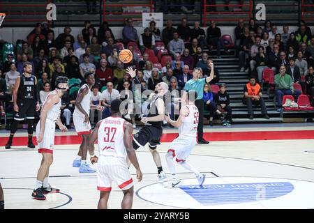 #2 Kuhse Tommy (Bertram Derthona Basket Tortona) durante Bertram Derthona Basket vs BAXI Manresa, partita di basket della Champions League a Casale, Italia, 15 ottobre 2024 Foto Stock