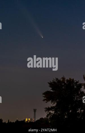 Magdeburgo, Germania. 15 ottobre 2024. La cometa Tsuchinshan Atlante può essere vista sopra le torri della Cattedrale di Magdeburgo. L'atlante di Tsuchinshan, noto anche come C/2023 A3, ha origine dalla nube di Oort, una collezione di oggetti sul bordo più esterno del sistema solare, e si è mosso verso il sole per molto tempo. Crediti: Stephan Schulz/dpa/Alamy Live News Foto Stock