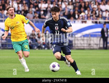 Saitama, Giappone. 15 ottobre 2024. Il giapponese Ao Tanaka (R) combatte la palla contro l'australiano Luke Brattan (L) all'ultima gara di qualificazione asiatica della Coppa del mondo di calcio 2026 allo stadio Saitama 2002 a Saitama, periferia di Tokyo martedì 15 ottobre 2024. Giappone e Australia pareggiarono la partita 1-1. (Foto di Yoshio Tsunoda/AFLO) Foto Stock