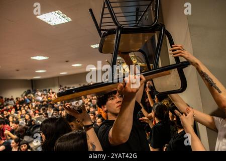 Buenos Aires, Argentina. 14 ottobre 2024. Gli studenti si riuniscono presso la Facoltà di filosofia e filosofia durante una protesta di più giorni contro i tagli ai finanziamenti al sistema universitario. Il presidente Milei aveva posto il veto alla decisione del legislatore di aggiornare i bilanci universitari. Crediti: Cristina Sille//dpa/Alamy Live News Foto Stock