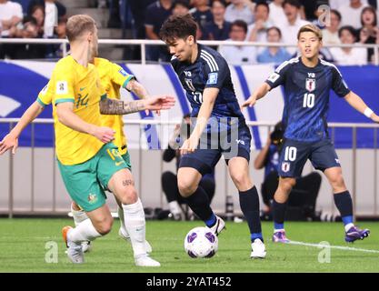 Saitama, Giappone. 15 ottobre 2024. Il giapponese Ao Tanaka (C) combatte la palla contro l'australiano Riley Mcgree (L) all'ultima gara di qualificazione asiatica della Coppa del mondo di calcio 2026 allo stadio Saitama 2002 di Saitama, nella periferia di Tokyo martedì 15 ottobre 2024. Giappone e Australia pareggiarono la partita 1-1. (Foto di Yoshio Tsunoda/AFLO) Foto Stock