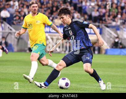 Saitama, Giappone. 15 ottobre 2024. Il giapponese Ao Tanaka (R) combatte la palla contro l'australiano Luke Brattan (L) all'ultima gara di qualificazione asiatica della Coppa del mondo di calcio 2026 allo stadio Saitama 2002 a Saitama, periferia di Tokyo martedì 15 ottobre 2024. Giappone e Australia pareggiarono la partita 1-1. (Foto di Yoshio Tsunoda/AFLO) Foto Stock