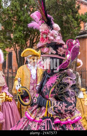 Venezia, Italia - 7 febbraio 2024: Una donna con una maschera durante il carnevale di Venezia Foto Stock