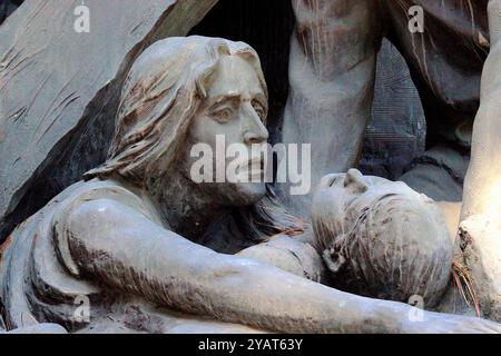 Una madre addolorata culla il suo bambino morente tra le macerie del terremoto di Messina del 1908, parte del monumento di Pietro Kufferle che immortala questo evento. Foto Stock