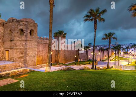 Rabat, Marocco - 22 marzo 2024: Veduta dell'antica Kasbah degli Oudayas, la cittadella costruita nel XII secolo dagli Almohadi su una collina vicino al m Foto Stock