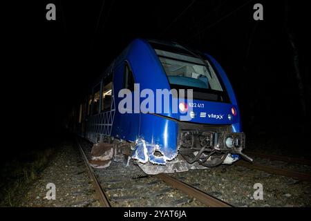 Namborn, Germania. 15 ottobre 2024. La locomotiva di un treno espresso regionale vlexx si trova accanto alle rotaie nel pianale della pista. Il masso che ha causato l'incidente si trova accanto ad esso. Il treno regionale si era scontrato con il grande masso sui binari e deragliò sul binario aperto. Credito: Laszlo Pinter/dpa/Alamy Live News Foto Stock