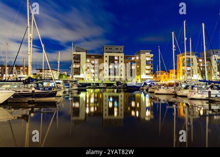 Il porticciolo di Portishead riflette di notte Foto Stock