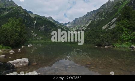Lago Poprad nelle montagne degli alti Tatra Foto Stock