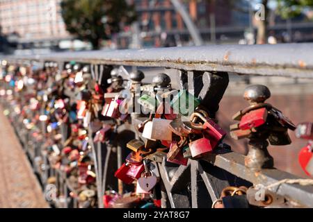 Molti Love Padlocks su un ponte ad Amburgo Foto Stock