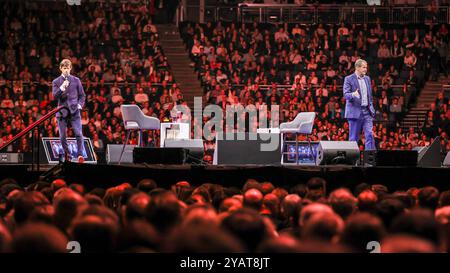 Londra, Regno Unito. 15 ottobre 2024. Alastair Campbell, ex direttore delle comunicazioni e della strategia di Downing Street, e il ministro del governo Rory Stewart 'in the round' all'O2, che è occupato con quasi 15k seggi occupati. Il resto è politica all'arena O2 è il luogo finale del tour dal vivo del podcast britannico con Alistair Campbell e Rory Stewart che attira 2,5 milioni di ascoltatori ogni settimana. Il giornalista e scrittore britannico Katty Kay e l'ex direttore delle comunicazioni della Casa Bianca Anthony Scarramucci guest star Today. Crediti: Imageplotter/Alamy Live News Foto Stock