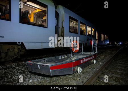 Namborn, Germania. 15 ottobre 2024. Un dispositivo di soccorso si trova accanto a un treno regionale espresso vlexx. Il treno regionale si era scontrato con un grande masso sui binari e deragliò sul binario aperto. Credito: Laszlo Pinter/dpa/Alamy Live News Foto Stock