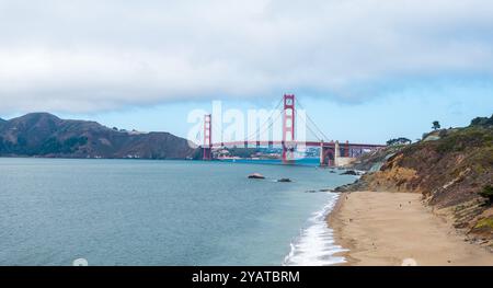 Golden Gate Bridge e Marin County Hills sotto il cielo parzialmente nuvoloso Foto Stock