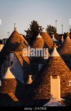 La luce del tramonto sulle tegole dei Trulli ad Alberobello. Foto Stock