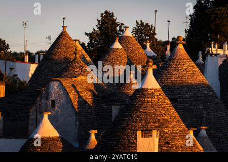 La luce del tramonto sulle tegole dei Trulli ad Alberobello. Foto Stock