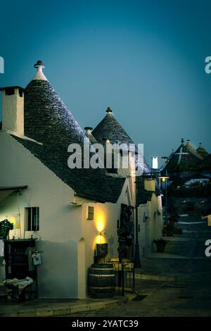 La luce del tramonto sulle tegole dei Trulli ad Alberobello. Foto Stock