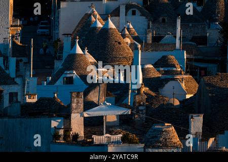 La luce del tramonto sulle tegole dei Trulli ad Alberobello. Foto Stock