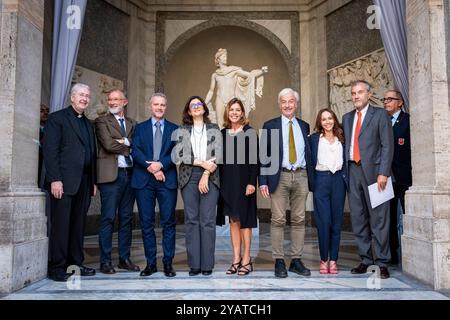 Barbara Jatta, direttrice dei Musei Vaticani, e il team di restauratori posano di fronte alla statua in marmo dell'Apollo del Belvedere appena presentata al pubblico nei Musei Vaticani. La statua, scoperta a Roma nel 1489 sul colle del Viminale, fu portata in Vaticano tra il 1508 e il 1509 per volere di Papa Giulio II, che stava allestendo il cortile delle statue del Belvedere con un programma iconografico composito incentrato sulle origini mitiche dell'antica Roma. (Foto di Stefano Costantino/SOPA Images/Sipa USA) Foto Stock