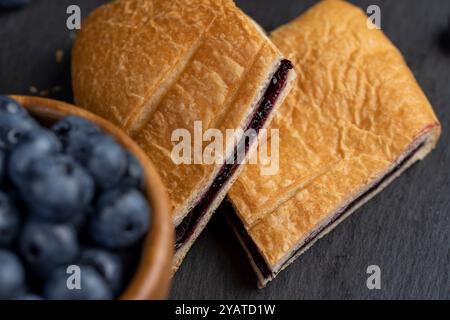 panini maturi di mirtilli con marmellata di mirtilli, primo piano di frutti di bosco e panini con mirtilli in tavola Foto Stock