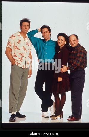 15 ottobre 2024, Hollywood, California, USA: DATA DI USCITA: 1994 TITOLO: Seinfeld STUDIO: Castlerock TRAMA: Jerry Seinfeld è uno stand-up comico la cui vita a New York City è resa ancora più caotica da un gruppo di amici stravaganti che si uniscono a lui nella lotta con le domande più perplesse della vita, ma spesso banali. INTERPRETATO DA: Jerry Seinfeld, Michael Richards, Wayne Knight, Jason Alexander, Julia Louis-Dreyfus (immagine di credito: © Entertainment Pictures via ZUMA Press) SOLO PER USO EDITORIALE! Non per USO commerciale! Foto Stock