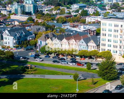 Vista rialzata delle signore dipinte e dello skyline di San Francisco Foto Stock