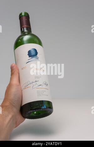 Londra, Regno Unito, 12 settembre 2024. Opus One 2013 Napa Valley Red Wine Bottle, Premium California Wine – immagine editoriale Foto Stock