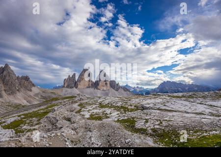 Tre Cime di Lavaredo, Drei Zinnen, tre cime sono il simbolo delle Dolomiti. Bellissime cime montuose che svettano sopra la valle nelle Dolomiti Alps Foto Stock