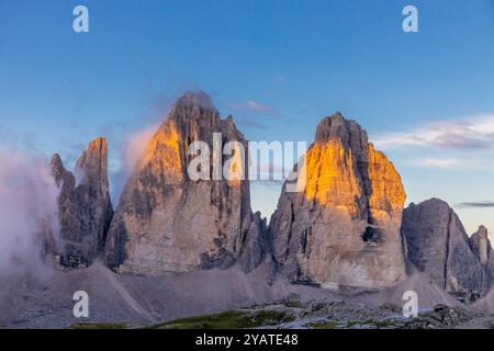 Tre Cime di Lavaredo, Drei Zinnen, tre cime sono il simbolo delle Dolomiti. Bellissime cime montuose che svettano sopra la valle nelle Dolomiti Alps Foto Stock