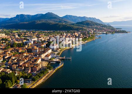 Veduta aerea di Luino, è un piccolo paese sulla riva del Lago maggiore in provincia di Varese Foto Stock