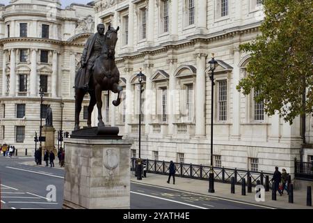 Earl Haig Memorial, con la Banqueting House in background, Whitehall, City of Westminster, Londra, Inghilterra. Foto Stock