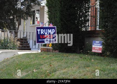 Rutherford, New Jersey, Stati Uniti d'America - 15 ottobre 2024: Segnale politico del prato a sostegno dei repubblicani Donald Trump e JD Vance alle elezioni presidenziali degli Stati Uniti. Foto Stock