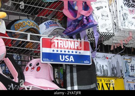 New York City, New York, USA - 13 ottobre 2024: Targa "Trump USA" in un negozio di articoli da regalo vicino a Times Square in vista delle elezioni presidenziali statunitensi del 2024. Foto Stock